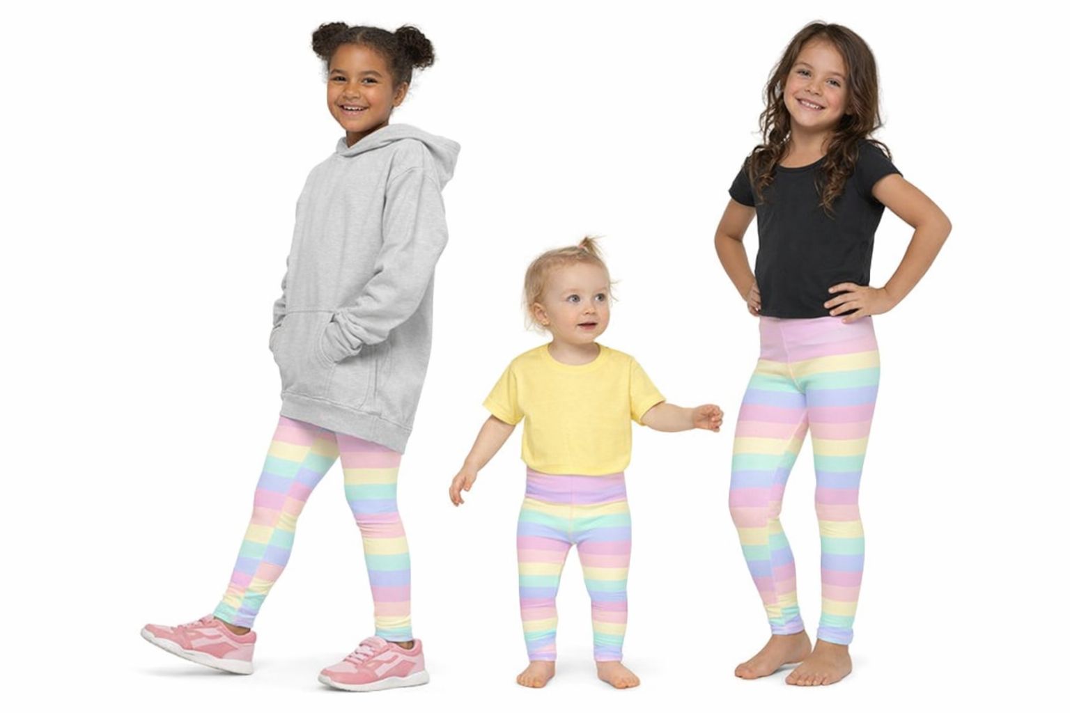 Trois jeunes filles de différents âges portant des leggings rayés colorés.